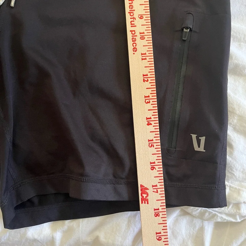 Vuori Kore Shorts Mens Size Large Black Activewear 7.5 Inch Inseam V302